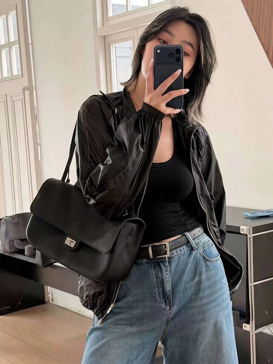 กระเป๋าโท้ทหนังแท้ ผิวสัมผัสนุ - Women Bags 2026 Trends บทวิจารณ์และราคา